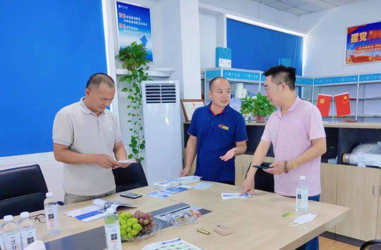 乐胶网一行先后对枫凡公司生产车间,工厂设备,产品,生产标准等进行